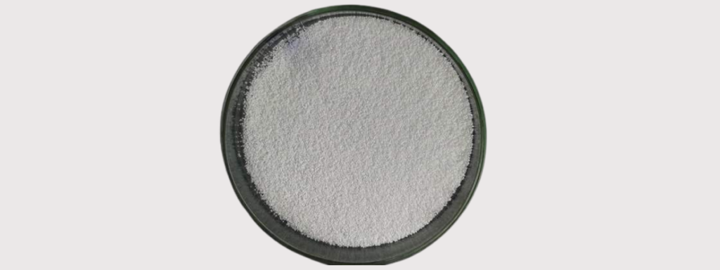 white color powder in black petri dish